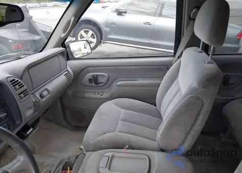 1999 Chevrolet Suburban 1500 Lt z USA, uszkodzony, nr VIN 3GNFK16R9XG201490